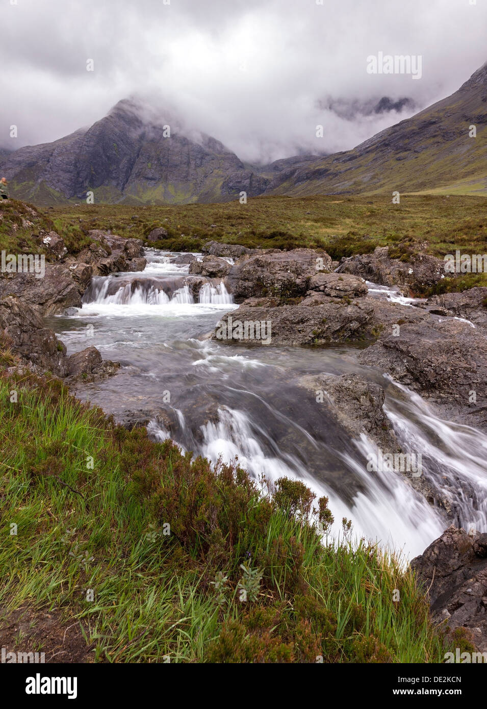 Cascata in Coire na Creiche con Misty Black Cuillin Mountains al di là, Glen fragile, Isola di Skye, Scotland, Regno Unito. Foto Stock
