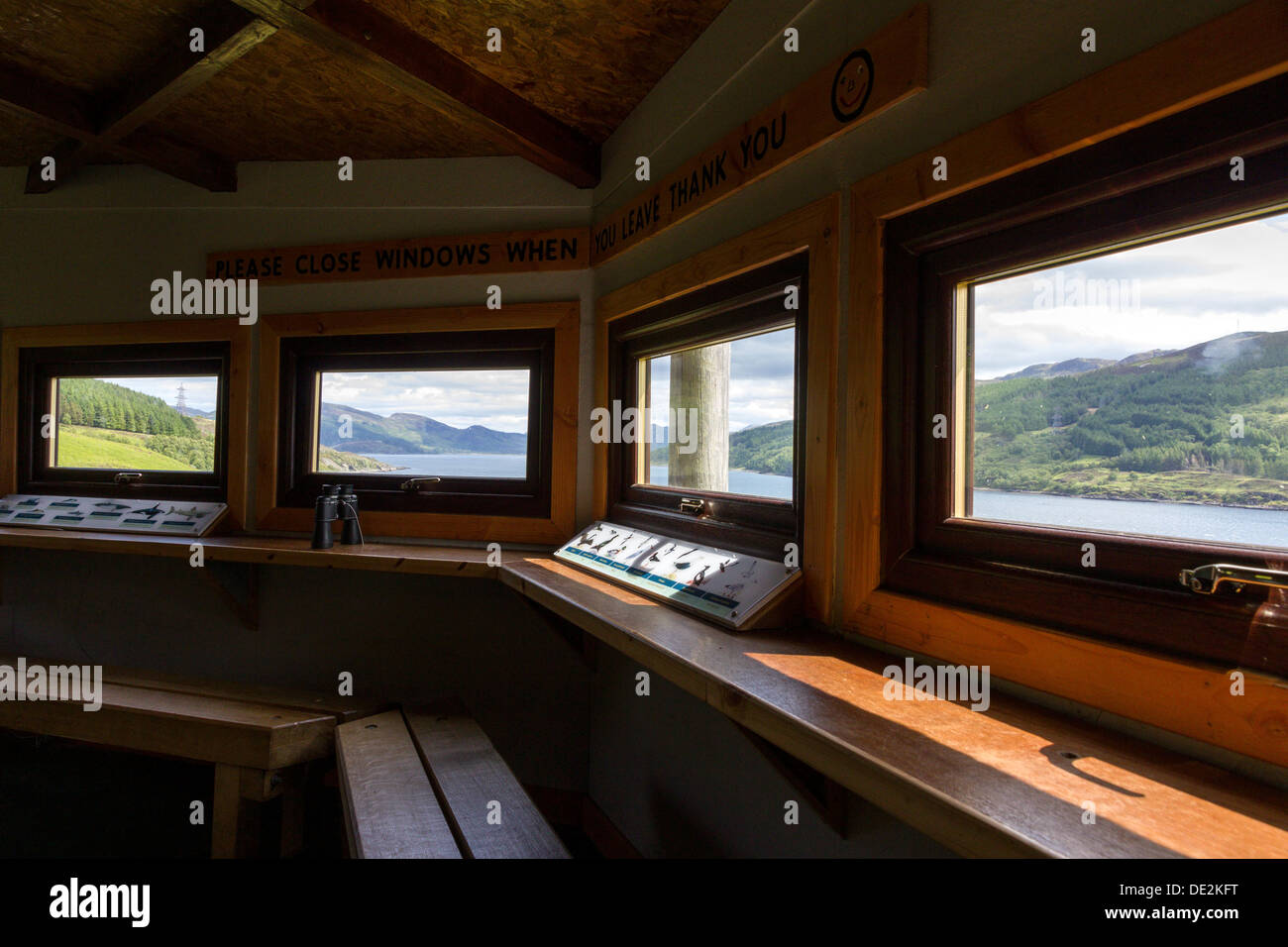 Vista dall'interno di lontra Kylerhea Santuario nascondi osservatorio, Kylerhea, Isola di Skye, Scotland, Regno Unito. Foto Stock