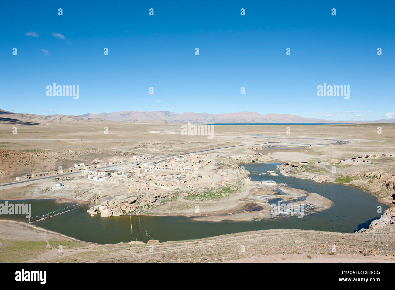 Chiu Gompa insediamento sul lago Manasarovar, Lago Rakshastal sul retro, Lanka Tso, prefettura di Ngari, Monti Gangdise Foto Stock