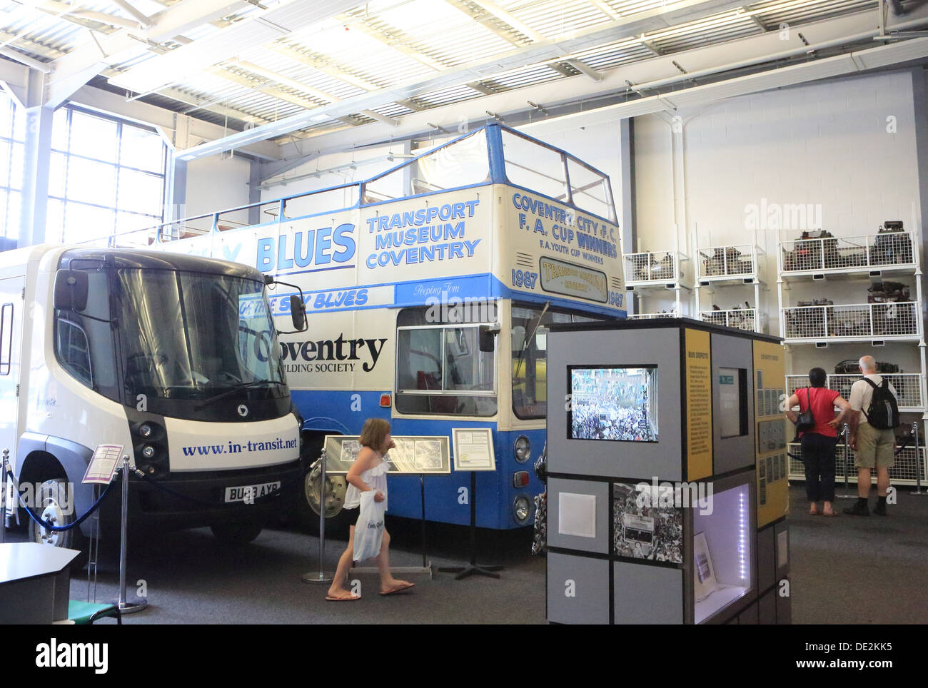 Interno del Coventry Transport Museum, sul Millennium Square, a Coventry, Warwickshire, West Midlands, England, Regno Unito Foto Stock