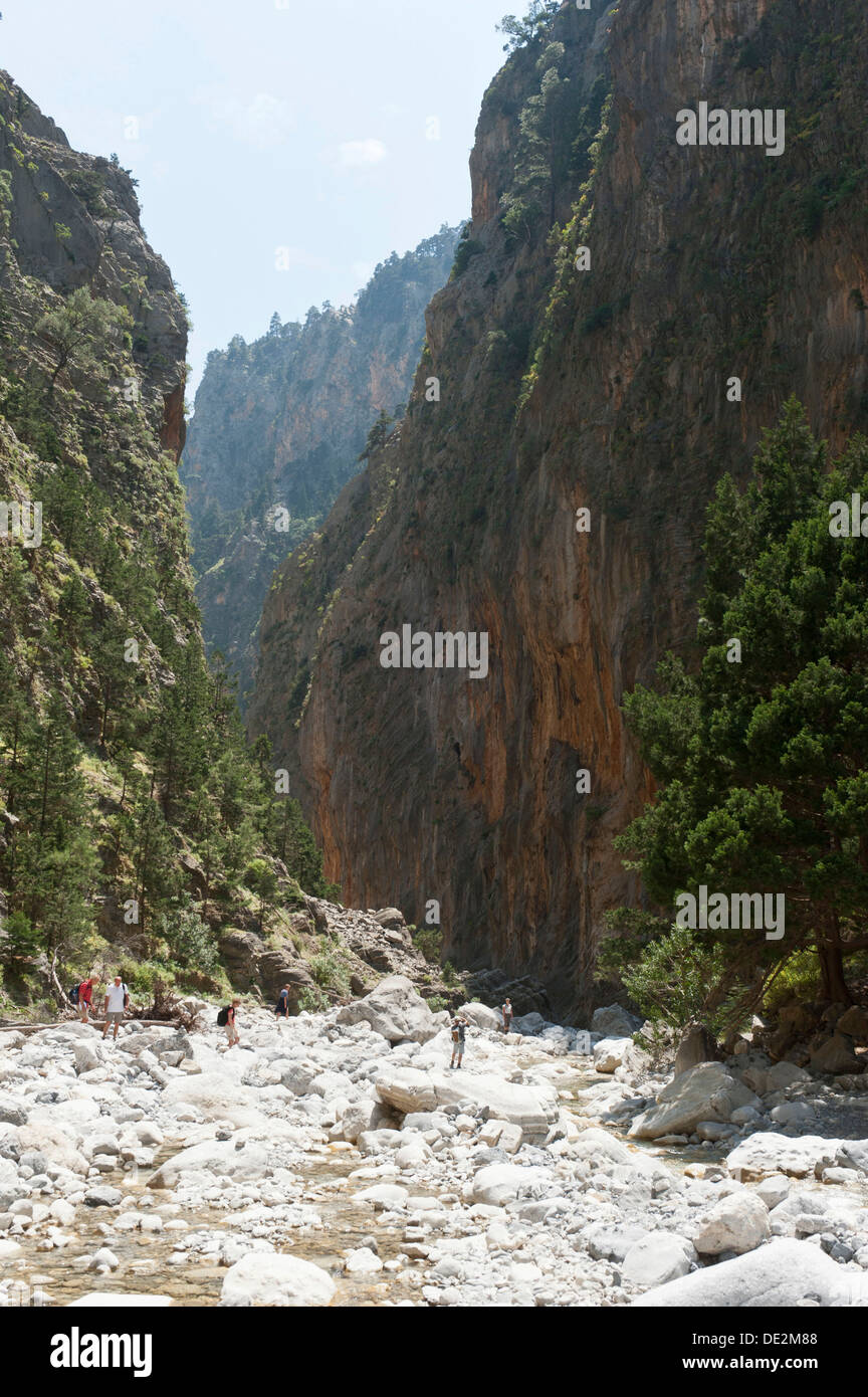 Ripide scogliere salgono sopra il letto roccioso di un flusso, numerosi escursionisti, 2a Gate, vista verso sud Foto Stock