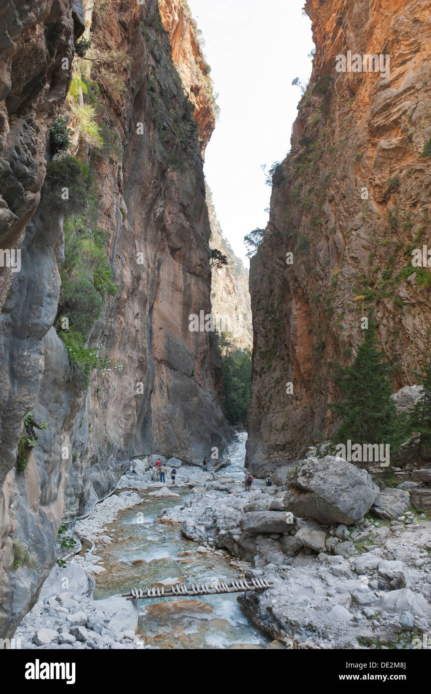 Ripide scogliere salgono sopra il letto roccioso di un flusso, numerosi escursionisti, passerelle, 3 porta, cancello di ferro, vista verso sud Foto Stock