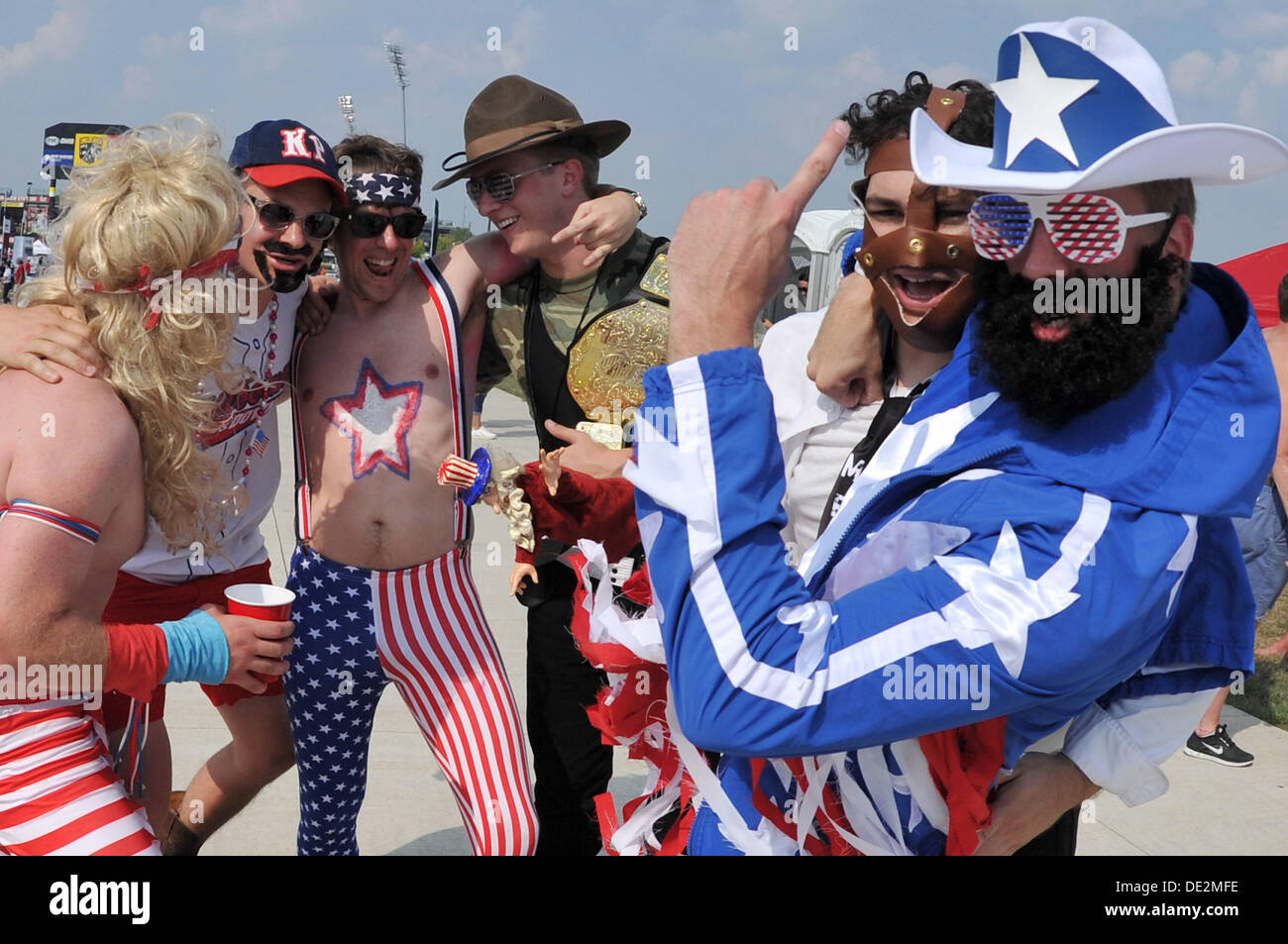 Columbus, Ohio, Stati Uniti d'America. Decimo Sep, 2013. Settembre 10, 2013: American super fan vestito come lottatori con colori rosso, bianco e blu get amped up prima di Stati Uniti Nazionale Maschile contro il Messico la squadra nazionale- World Cup Qualifier corrispondono al Columbus Crew Stadium - Columbus, OH. Credito: csm/Alamy Live News Foto Stock