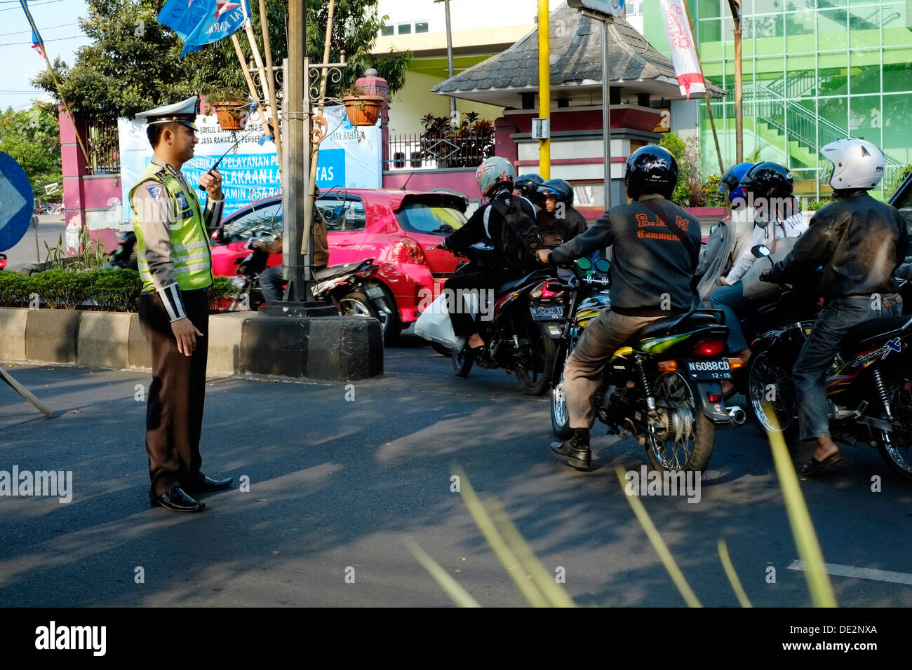 Controllo di polizia del traffico pesante intasamento delle strade come indonesiani avviare l annuale idul fitri vacanza vacanze Foto Stock