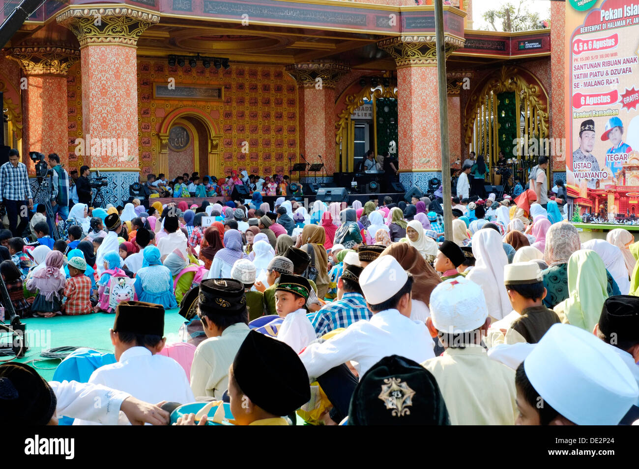 Giovani orfani godetevi un concerto gratuito e intrattenimento durante le vacanze Eid celebrazioni malang java indonesia Foto Stock