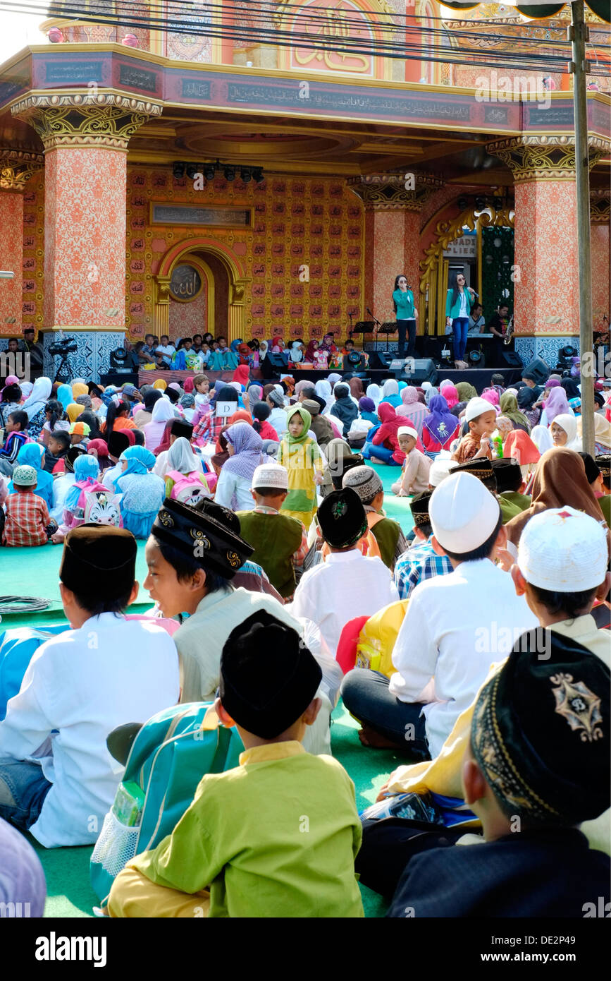 Giovani orfani godetevi un concerto gratuito e intrattenimento durante le vacanze Eid celebrazioni malang java indonesia Foto Stock