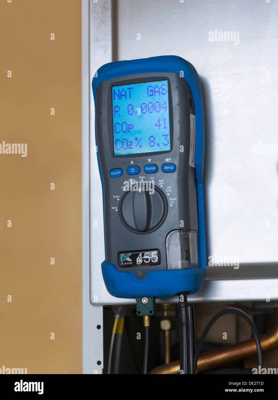 Controllo di monossido di carbonio e gas di combustione emissioni su un domestico caldaia gas utilizzando canna fumaria analizzatore di gas Foto Stock