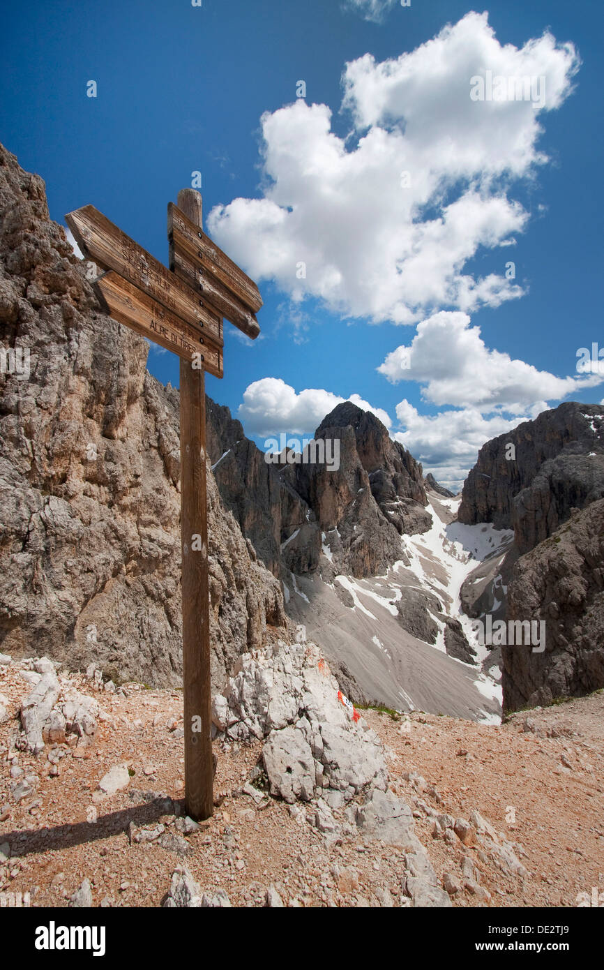 Il molignon pass con segno post, cime delle Dolomiti, Alto Adige, Italia, Europa Foto Stock