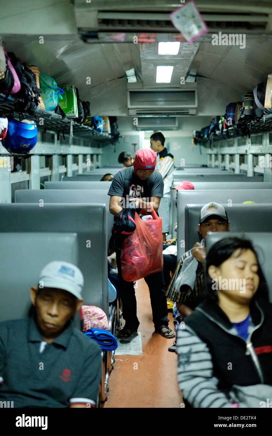 Venditore a vendere maschere facciali per i passeggeri di un treno in java indonesia Foto Stock