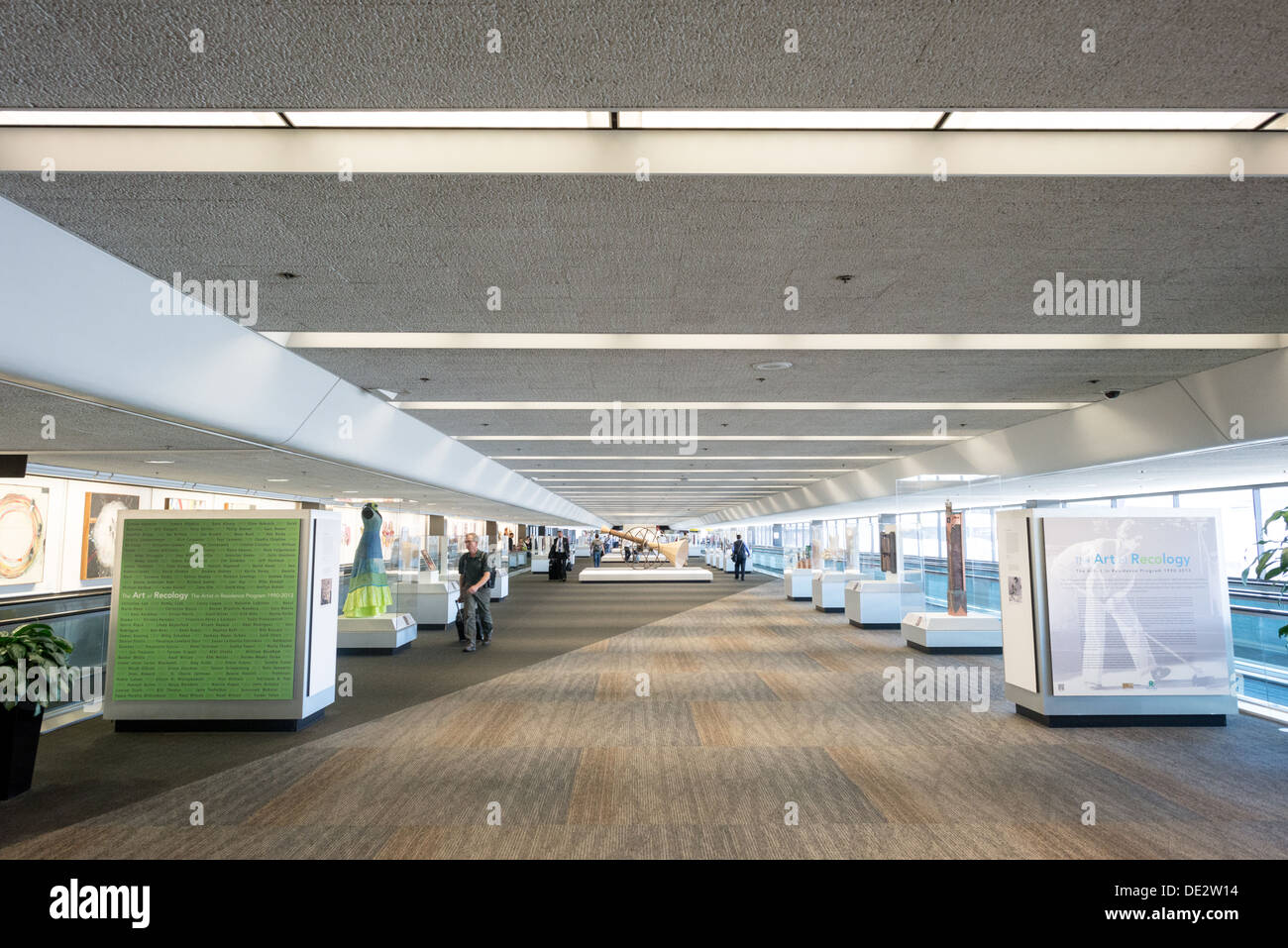 Esposizione Art Of Recology San Francisco California | SAN FRANCISCO, California — Un'esposizione chiamata Art of Recology: The Artist in Residence Program 1990-2013 è esposta nel Terminal 3 del San Francisco International Airport. Gli oggetti in mostra utilizzano tutti materiali riciclati e riutilizzati, mostrando opere d'arte create attraverso il programma di residenza artistica di lunga durata di Recology. Il programma ha fornito agli artisti l'accesso ai materiali scartati dal flusso di rifiuti di San Francisco, trasformando i rifiuti in opere creative. Il San Francisco International Airport presenta regolarmente mostre d'arte rotanti Foto Stock