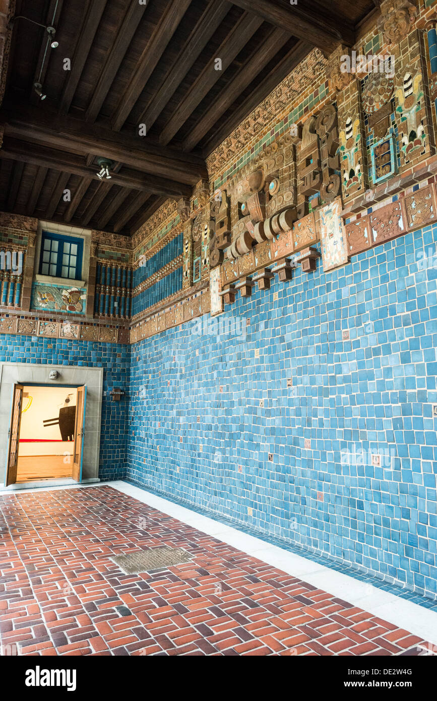 Art Museum of the Americas Maya Art Loggia Washington DC // WASHINGTON DC — Una loggia adornata con arte ispirata ai Maya presso l'Art Museum of the Americas, parte del complesso dell'Organizzazione degli Stati americani nel quartiere Foggy Bottom di Washington DC. Questa caratteristica decorativa, situata all'interno di un edificio coloniale spagnolo del 1912, mescola motivi artistici precolombiani con l'architettura dei primi anni del XX secolo, simboleggiando i collegamenti culturali tra il Nord e il Sud America. Foto Stock