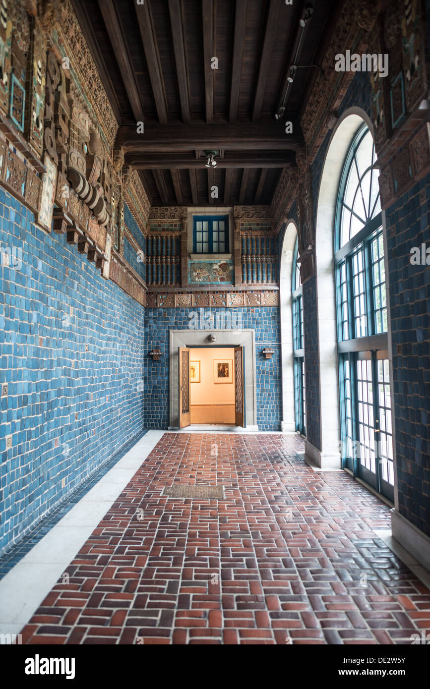 Art Museum of the Americas Mayan Loggia Washington DC // WASHINGTON DC — la Loggia Maya è una caratteristica architettonica distintiva dell'Art Museum of the Americas, che funge da galleria d'arte principale dell'Organizzazione degli Stati americani (OAS). Il museo è ospitato in un edificio storico progettato da Paul Cret nel 1912, originariamente adibito a residenza del direttore della Pan American Union. La loggia di ispirazione maya presenta elementi di design precolombiani che riflettono la dedizione dell'istituzione a preservare e promuovere l'arte proveniente da tutte le Americhe. Il colle permanente del museo Foto Stock