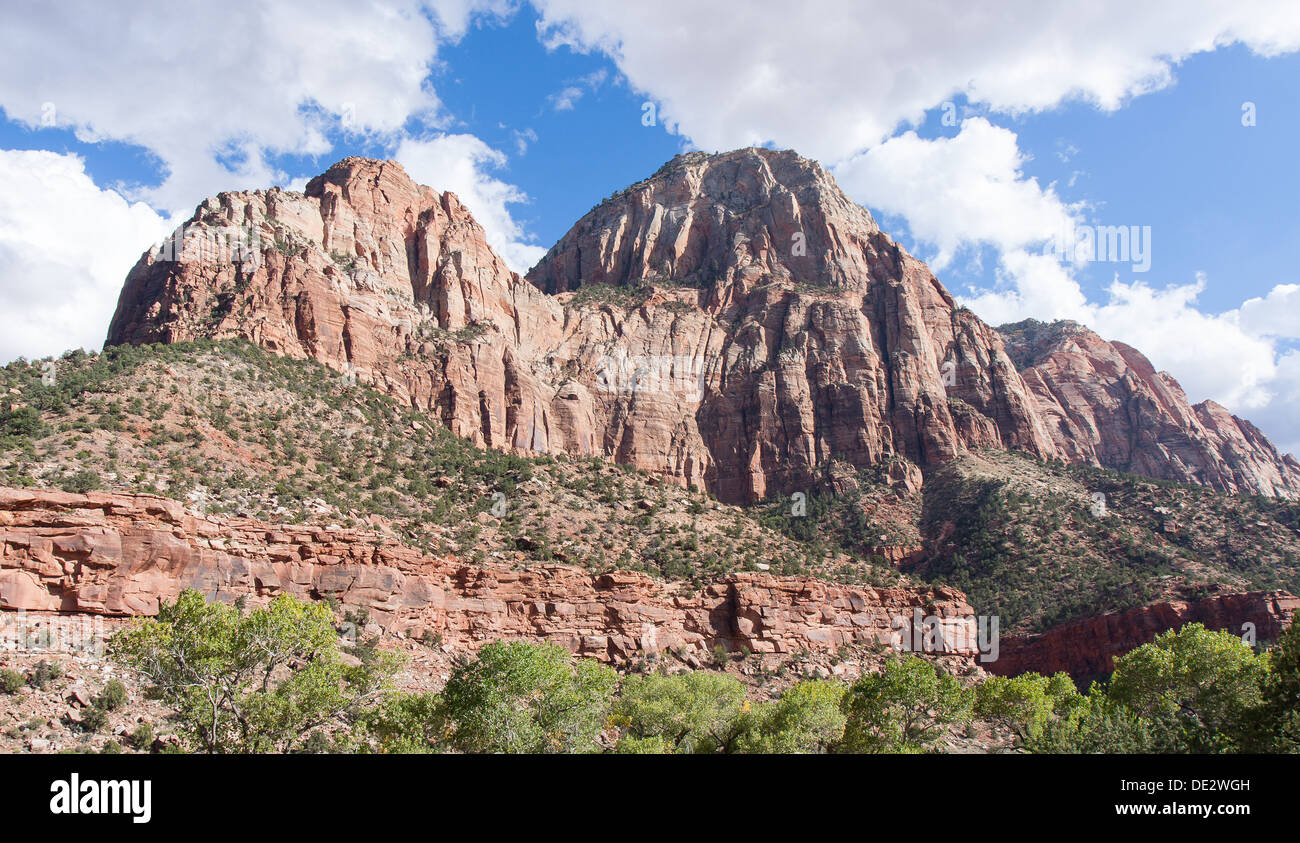Prese nel Parco Nazionale di Zion, questa gamma di montagne di pietra appare come un gigante in riposo. Foto Stock