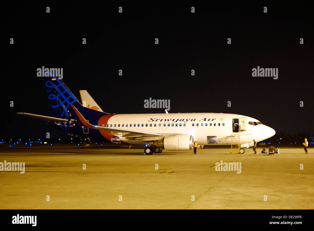 Un sriwijaya Airlines Boeing 737-300 sorge sul suo grembiule di notte a Soekarno Hatta di Jakarta aeroporto Indonesia Foto Stock