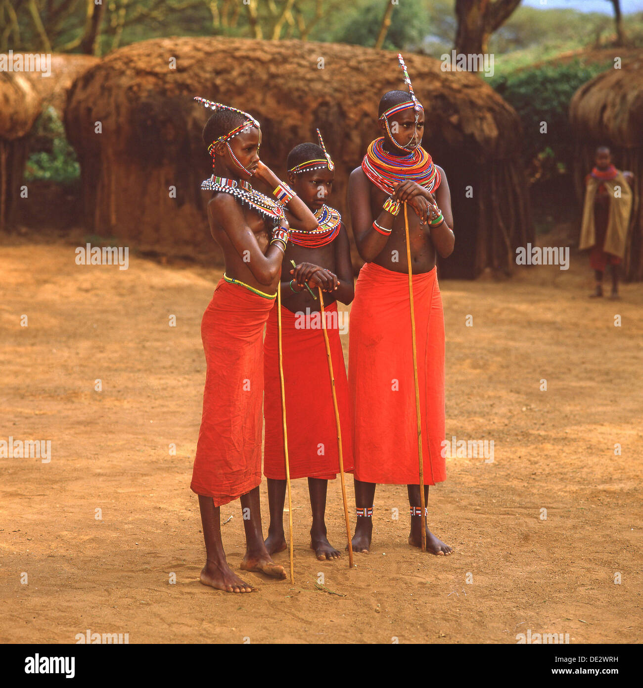 Maasai bambini in abiti tribali, il Masai Mara riserva nazionale, Narok County, Kenya Foto Stock