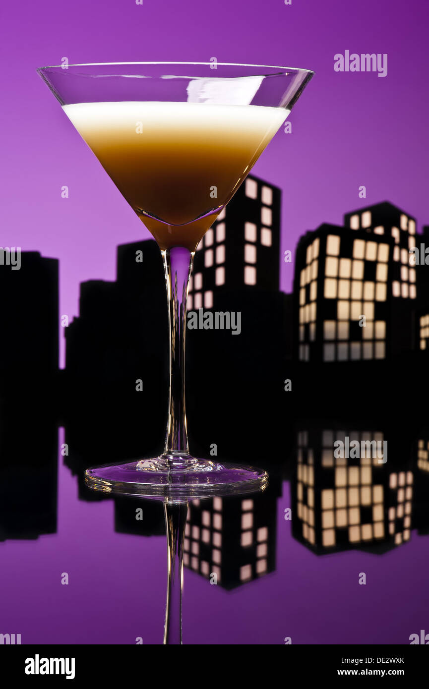 Il Metropolis Caffè Martini cocktail in impostazione skyline Foto Stock