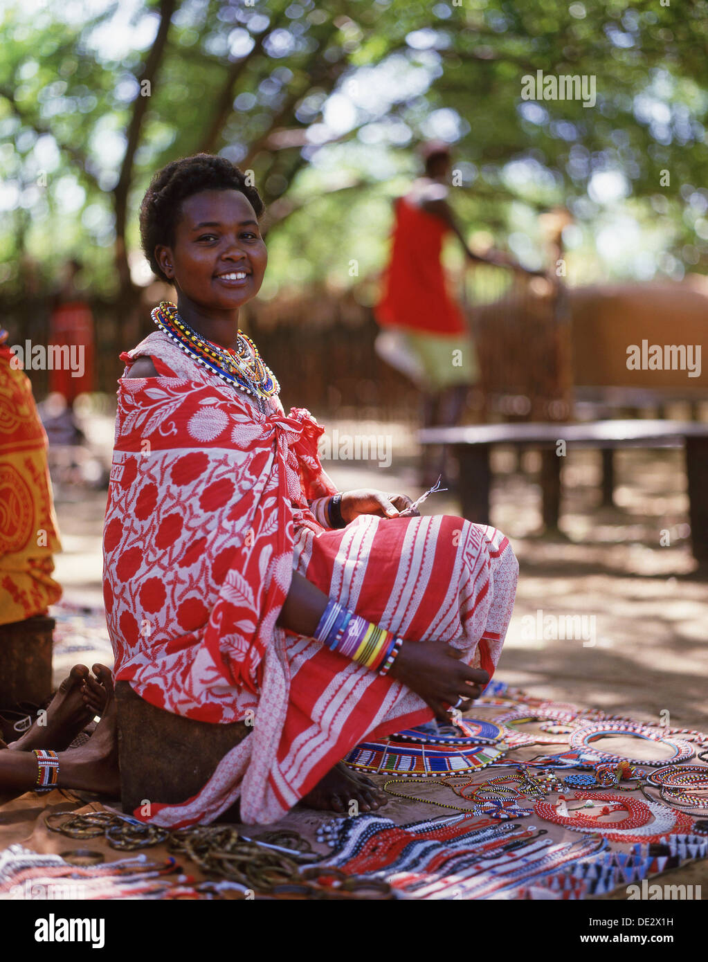 Maasai donna fare gioielli di perline, il Masai Mara riserva nazionale, Narok County, Repubblica del Kenya Foto Stock