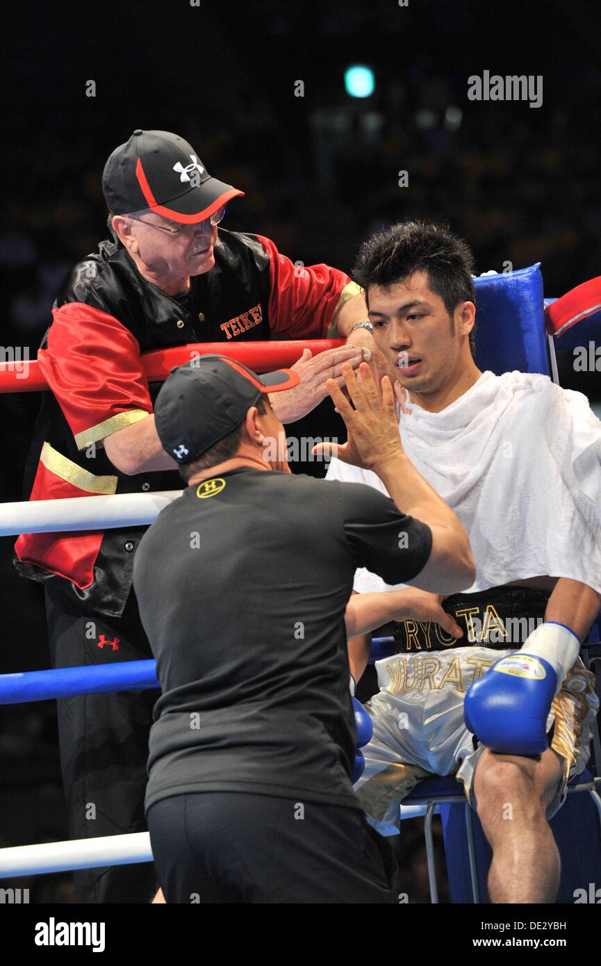 (R-L) Ryota Murata (JPN), Ismael Salas, Miguel Diaz, 25 agosto 2013 - Pugilato : Ryota Murata del Giappone riceve il trattamento da suoi Trainer Ismael Salas e Miguel Diaz dopo il primo giro durante il suo debutto pro's 6R 73.0kg peso bout ad Ariake Colosseum a Tokyo in Giappone. (Foto di Hiroaki Yamaguchi/AFLO) Foto Stock