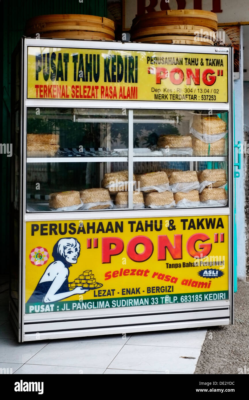 Negozio locale di vendita locale il tofu con il marchio commerciale nome del pong kediri java indonesia Foto Stock