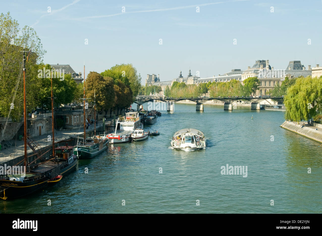 Traffico fluviale sul fiume Senna, Parigi, Francia Foto Stock