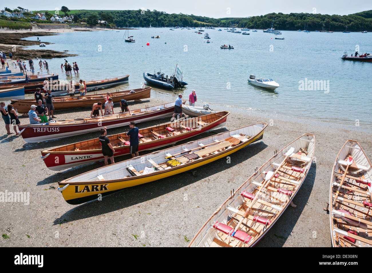 Gran Bretagna, Inghilterra, Cornwall, St Mawes, ai partecipanti la preparazione per il pilota della Cornovaglia gig sei remava regate Foto Stock