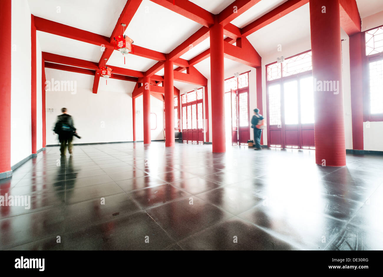 Di antica architettura cinese indoor e visitatori Foto Stock