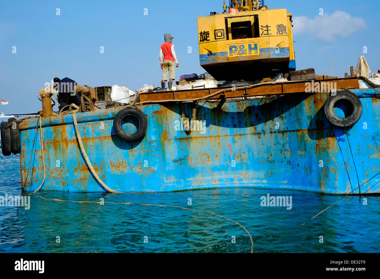 Personale che lavora sul ponte di una grande nave industriale nella porta sull isola Karimunjawa java indonesia Foto Stock