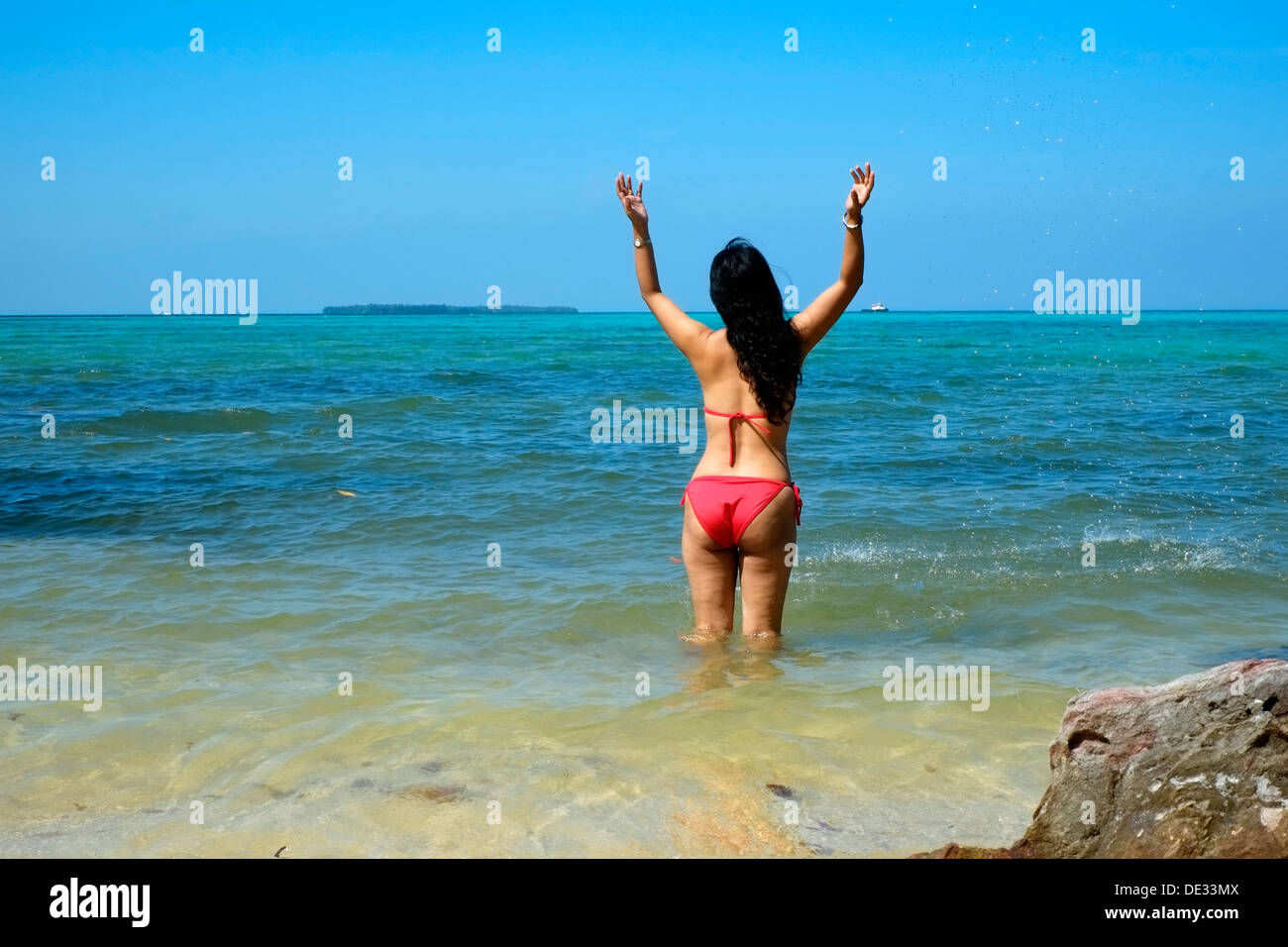 I giovani indonesiani locale donna godendo il mare incontaminato e le spiagge di karimun isola di Java in Indonesia Foto Stock