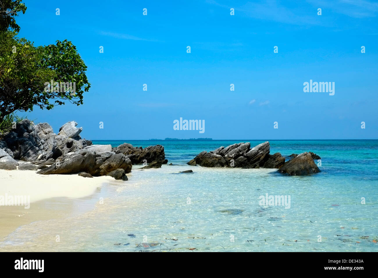 Deserta spiaggia incontaminata e acque cristalline dell'isola Karimunjawa java indonesia Foto Stock