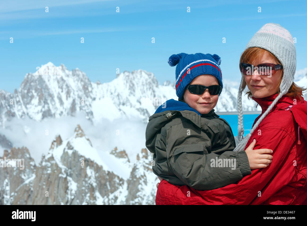 Famiglia sulla zona di osservazione e Mont Blanc montagna del massiccio dietro (vista dall'Aiguille du Midi Mount, Francia ) Foto Stock
