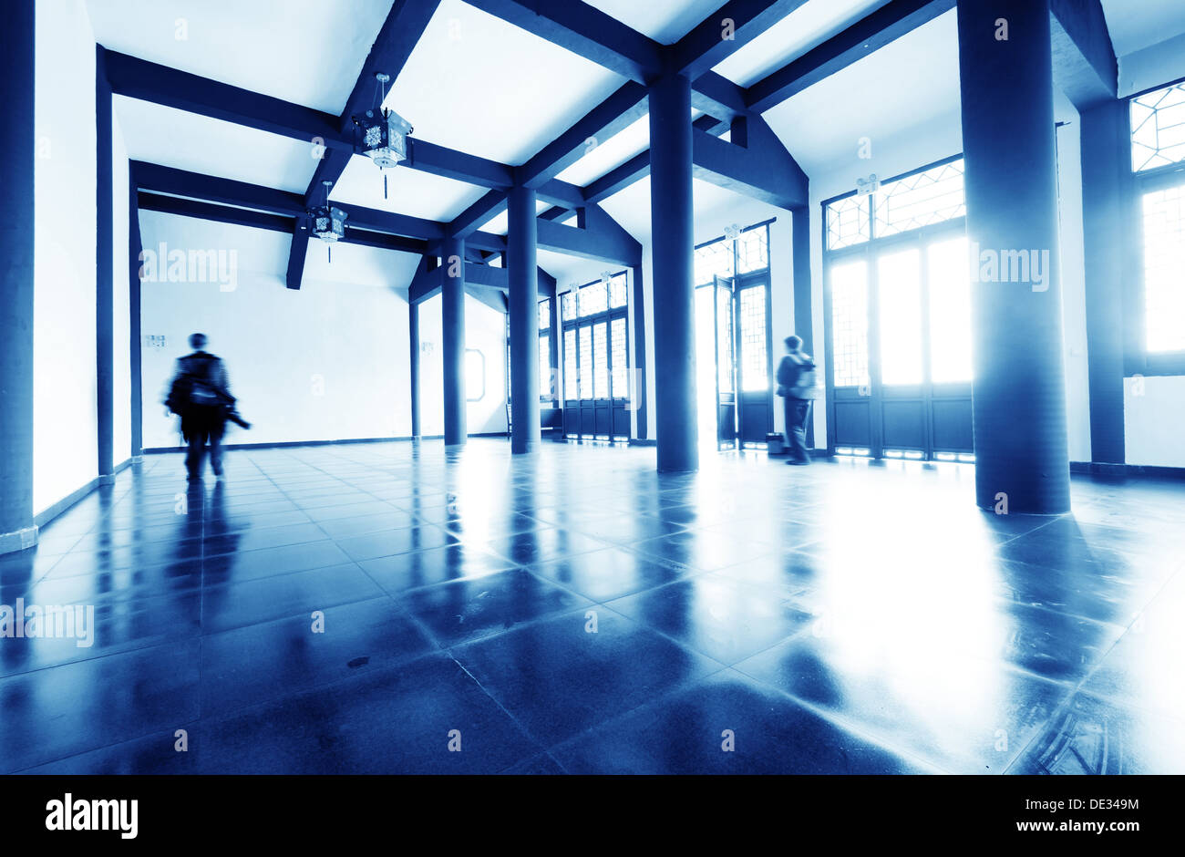 Di antica architettura cinese indoor e visitatori Foto Stock