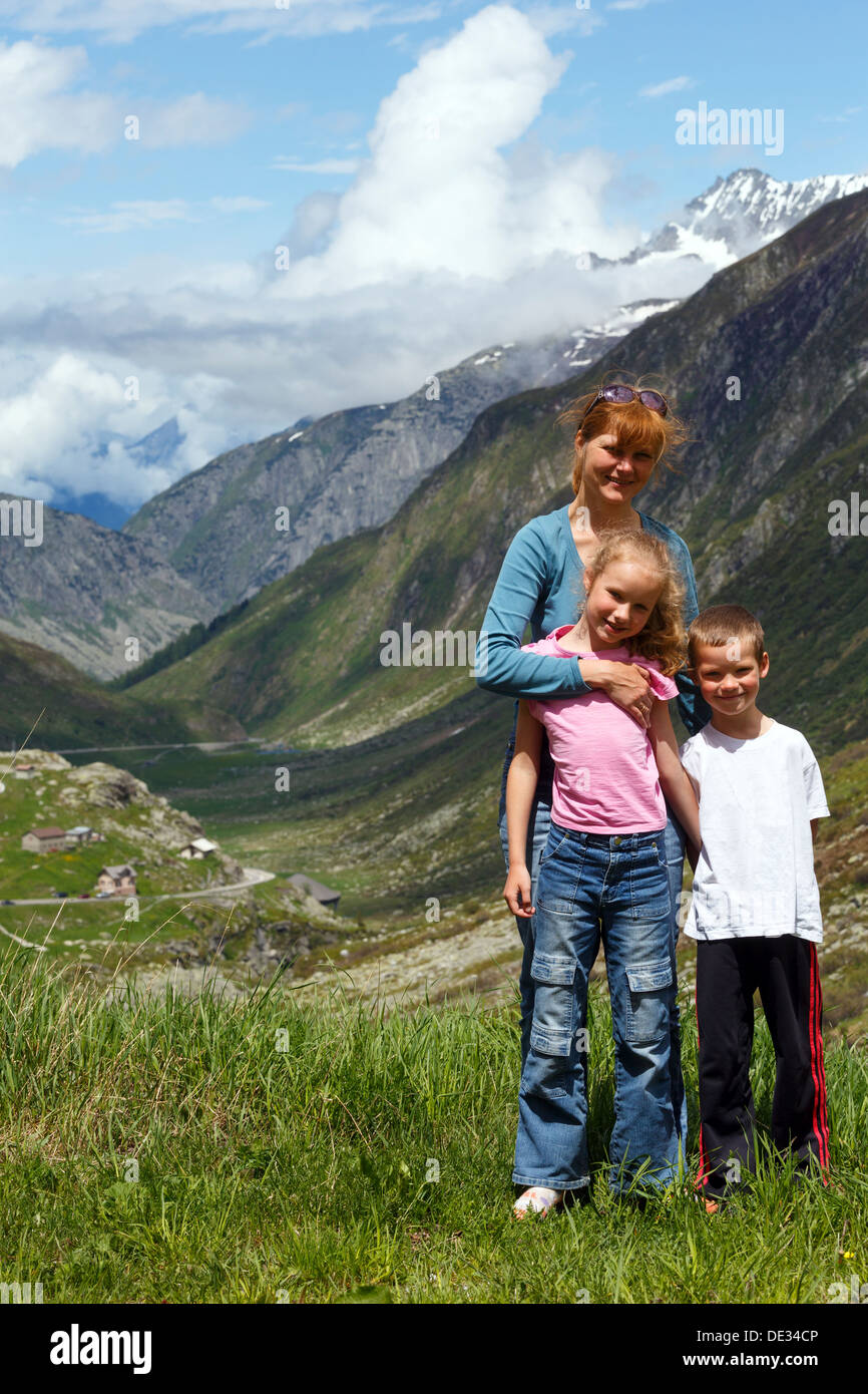 La famiglia (madre con bambini) a piedi sulle Alpi estate montagna altopiano (Svizzera, Passo del San Gottardo) Foto Stock