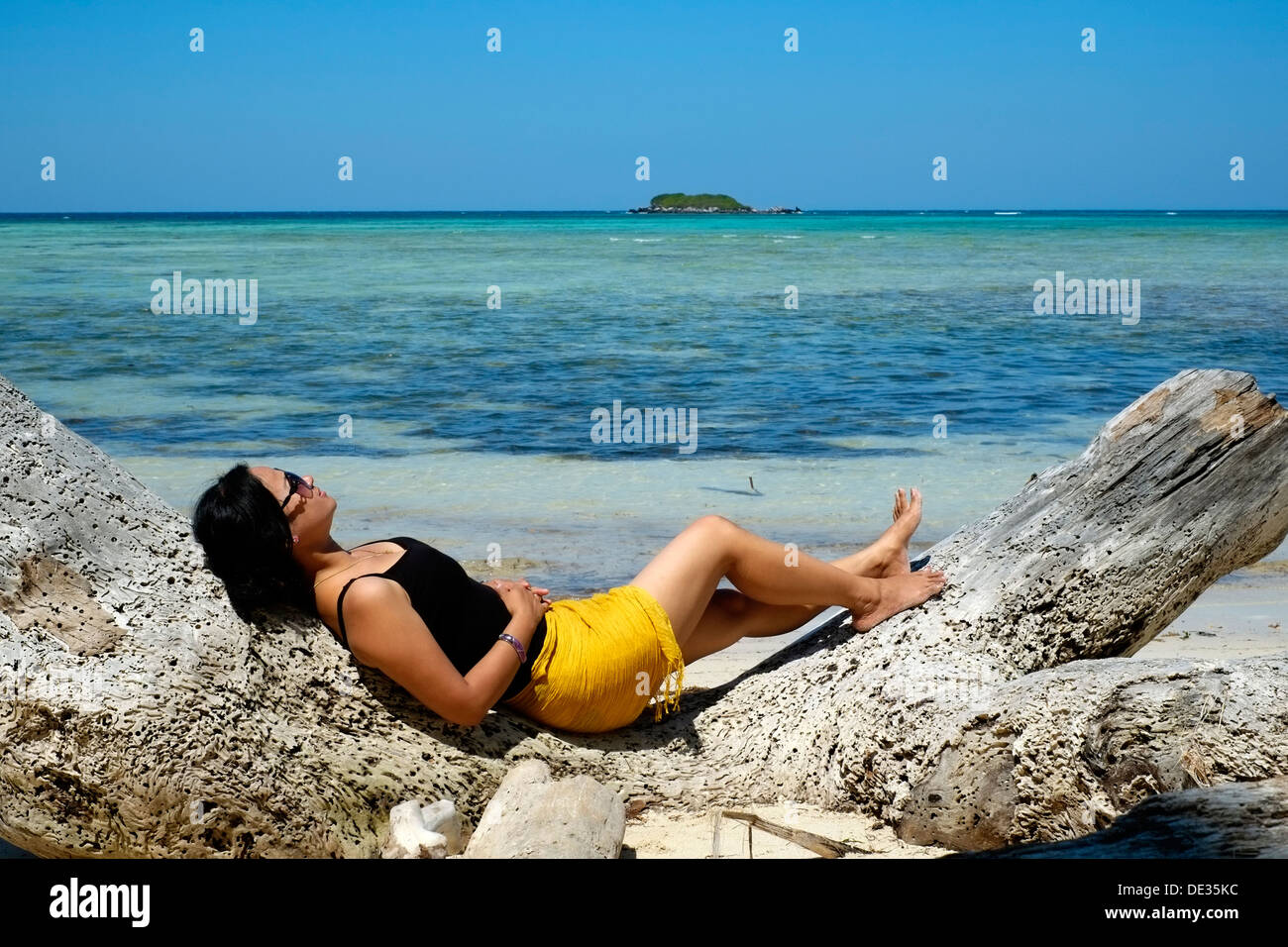 I giovani indonesiani locale donna godendo il mare incontaminato e le spiagge di karimun isola di Java in Indonesia Foto Stock