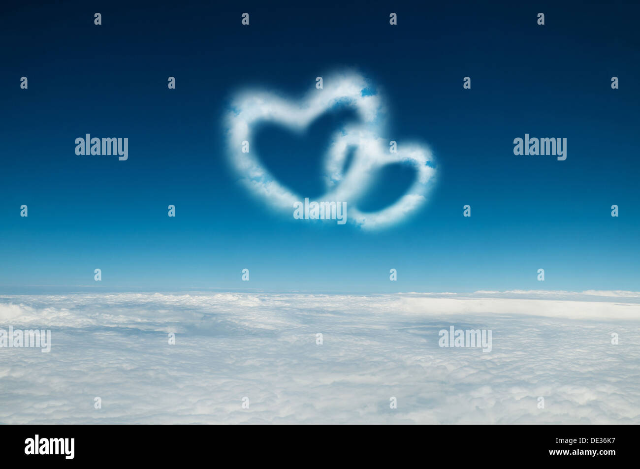 Due a forma di cuore le nuvole nel cielo blu Foto Stock