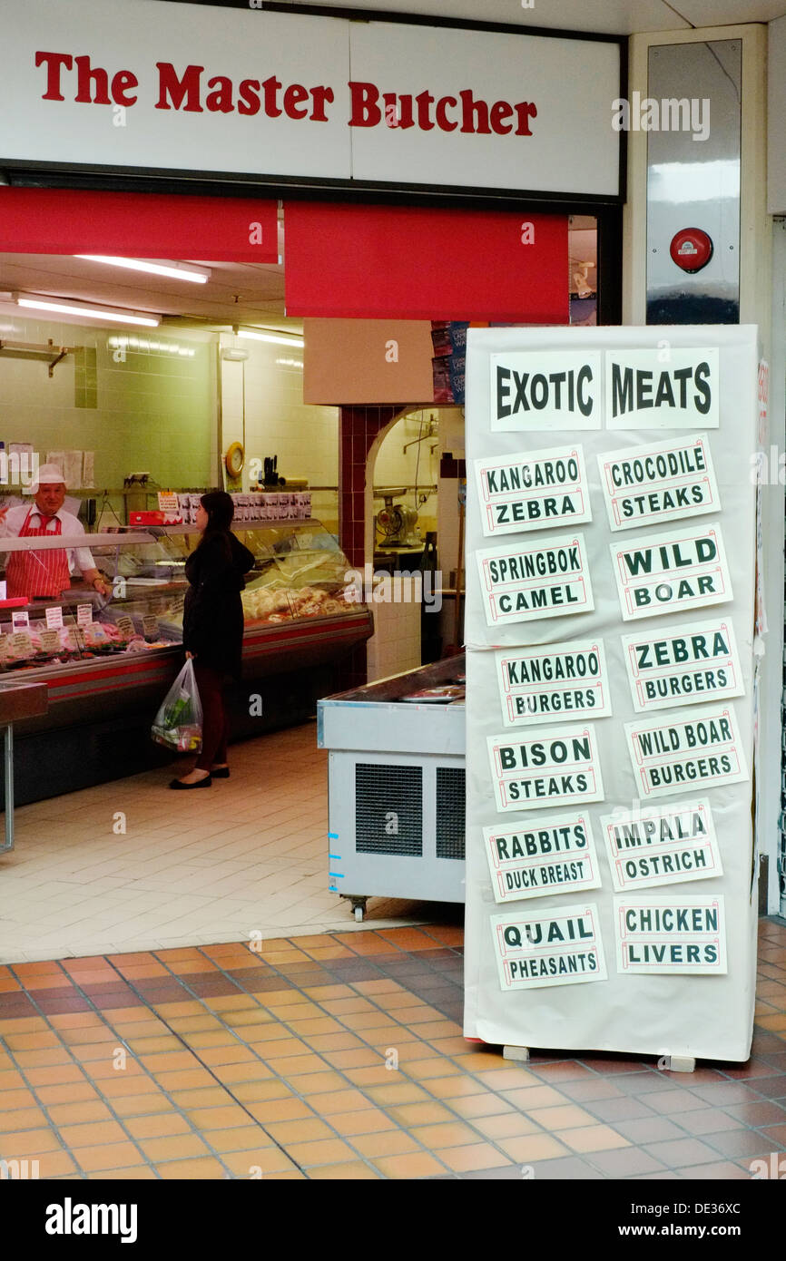 Display grande segno al di fuori di un organismo indipendente di macellai shop visualizzando un ampia gamma di carni esotiche per la vendita Foto Stock