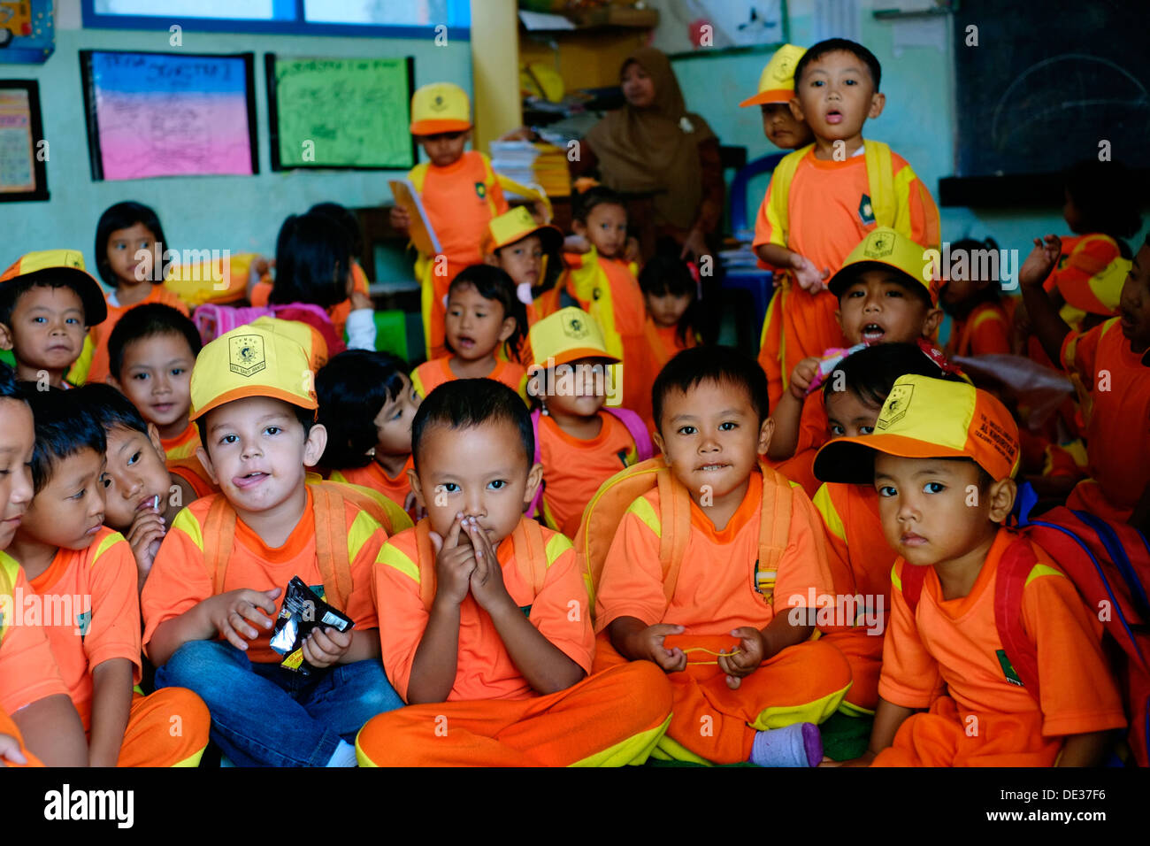 Giovani i ragazzi della scuola media locale presso la loro scuola elementare in java indonesia Foto Stock