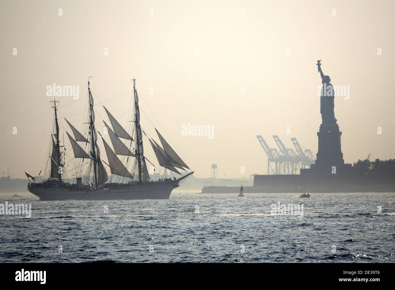 Una nave a vela e la Statua della Libertà in alto New York Bay, New York  City. Stati Uniti d'America Foto stock - Alamy