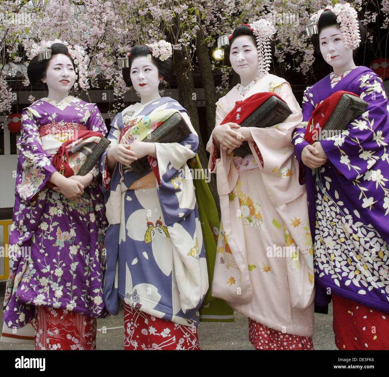 Geisha in make-up tradizionale e indossando un kimono nel quartiere di Gion  di Kyoto, Giappone Foto stock - Alamy