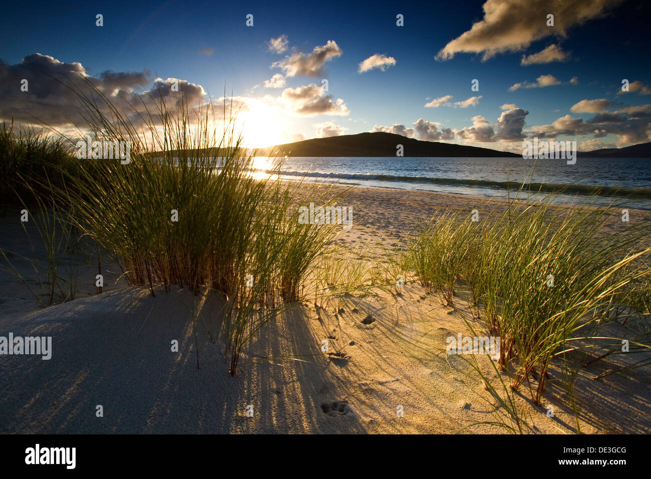 Tramonto sulla spiaggia Luskentire sull'Isle of Harris, Scozia. Prese guardando verso l'isola di Taransay Foto Stock