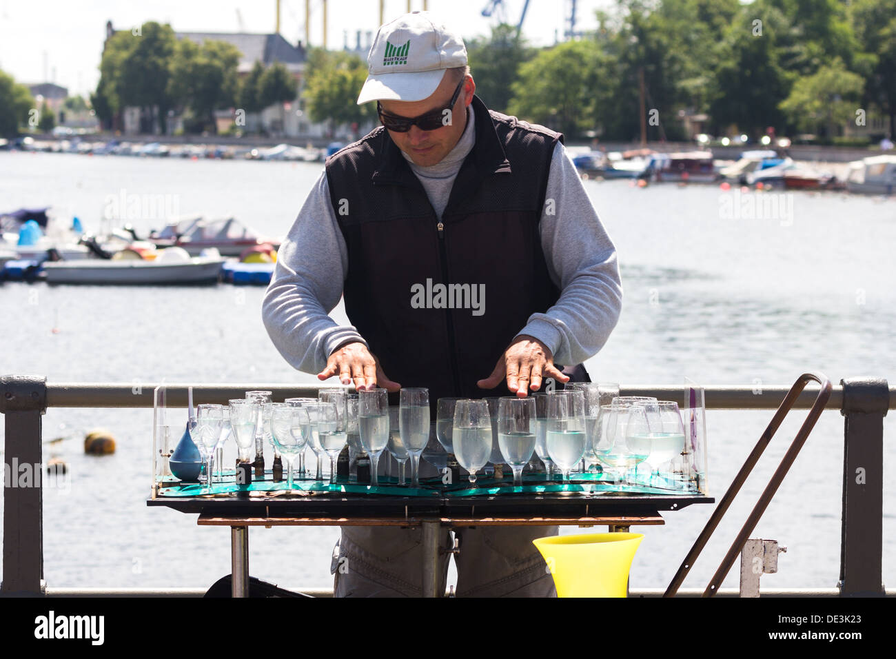 L'uomo la riproduzione di musica tramite un 'armonica di vetro' Warnemunde Rostock Germania Foto Stock