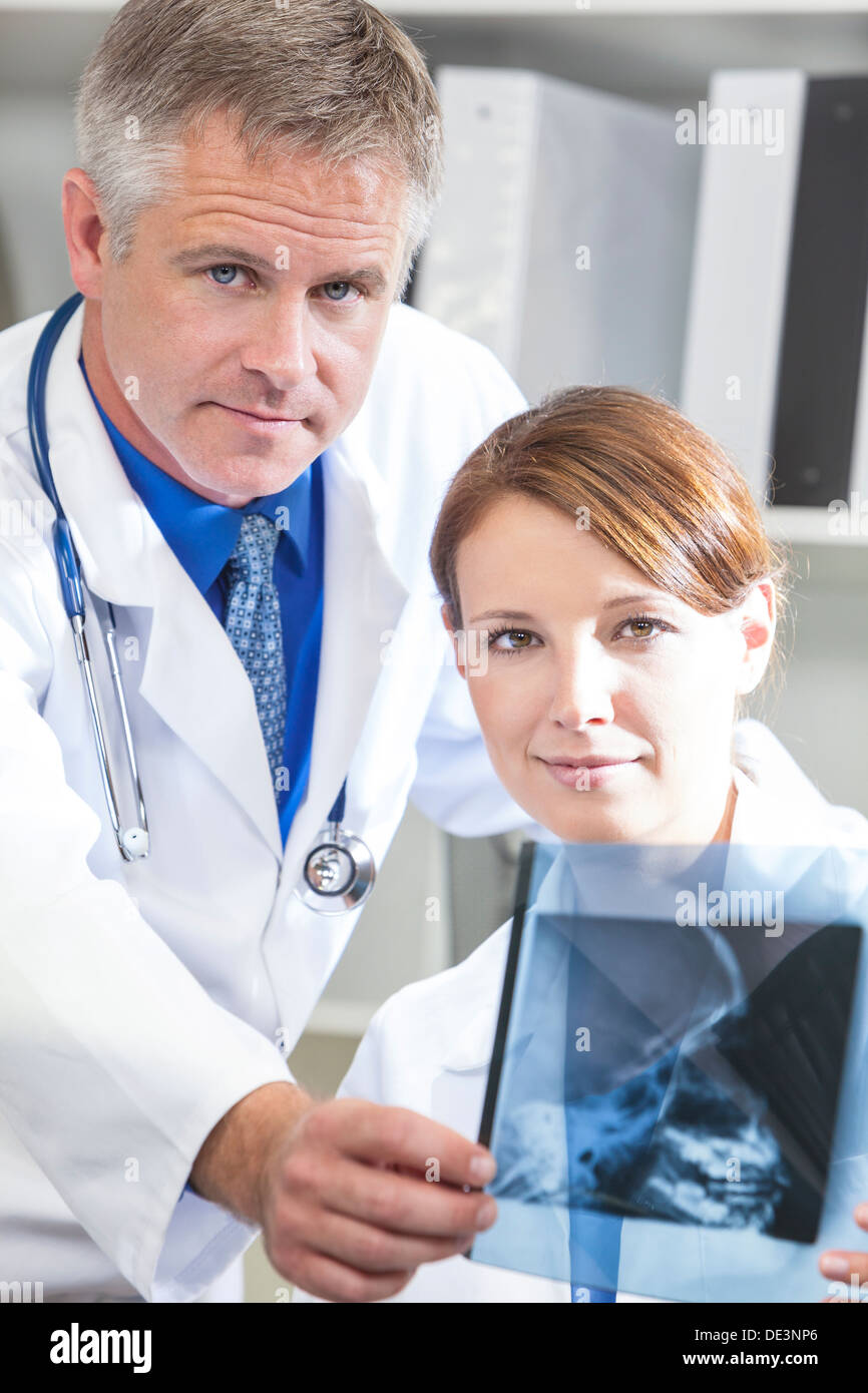 Maschio e femmina di medici con i raggi x in un ospedale Foto Stock