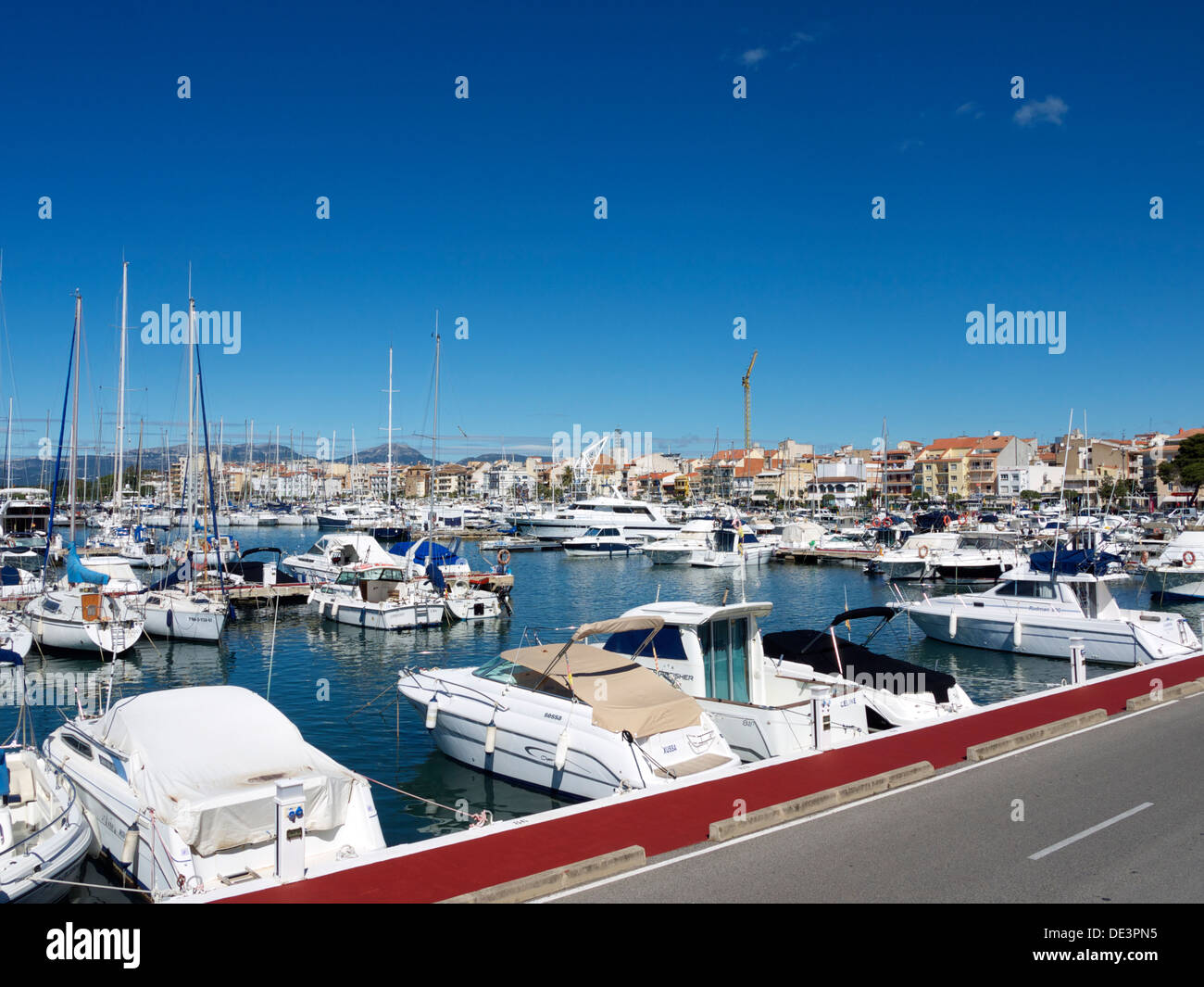 Barche a vela parcheggiato nel porto Foto Stock