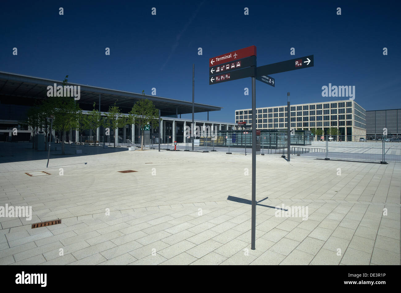 Schoenefeld, Germania, segni sulla piazza al di fuori dell'aeroporto BER Foto Stock
