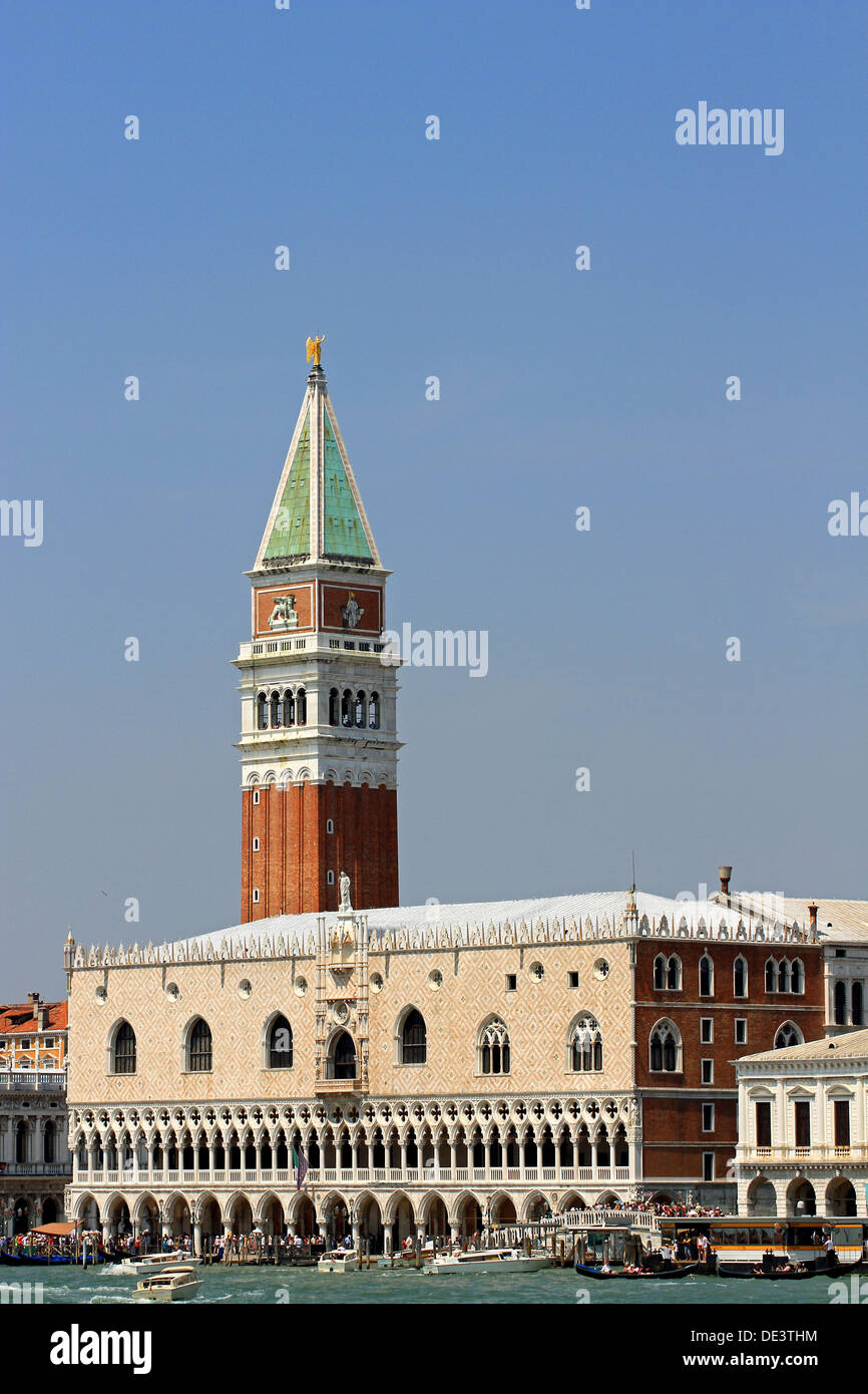 Alto Campanile di San Marco e il glorioso Palazzo Ducale a Venezia Italia 2 Foto Stock