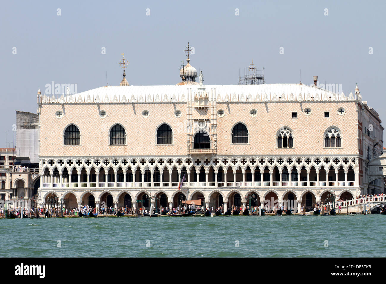 Palazzo Ducale a Venezia in Italia con la folla di turisti in visita a 2 Foto Stock