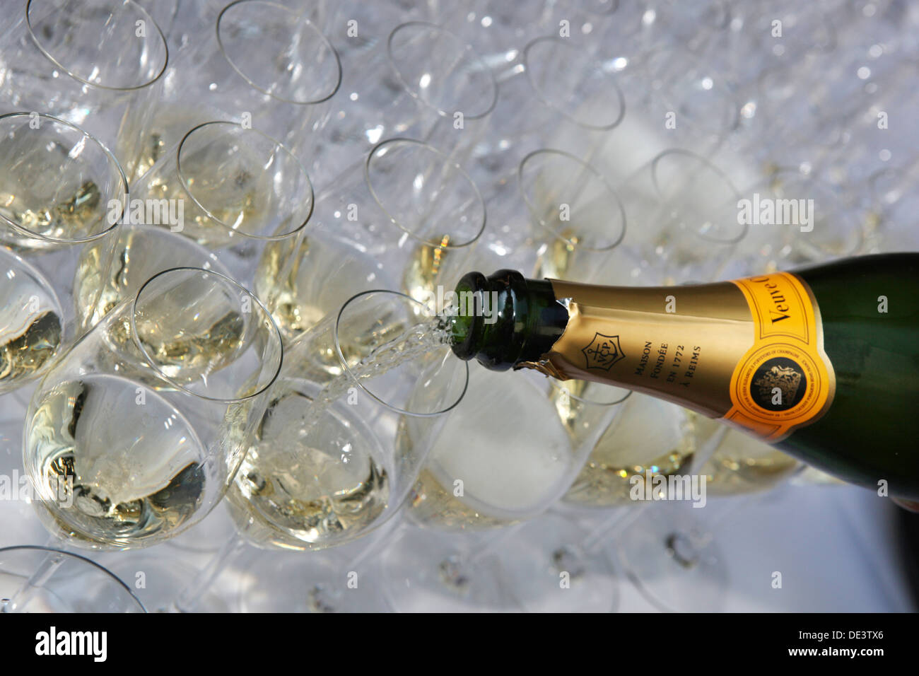 Iffezheim, Germania, bicchieri sono riempiti con champagne Foto Stock