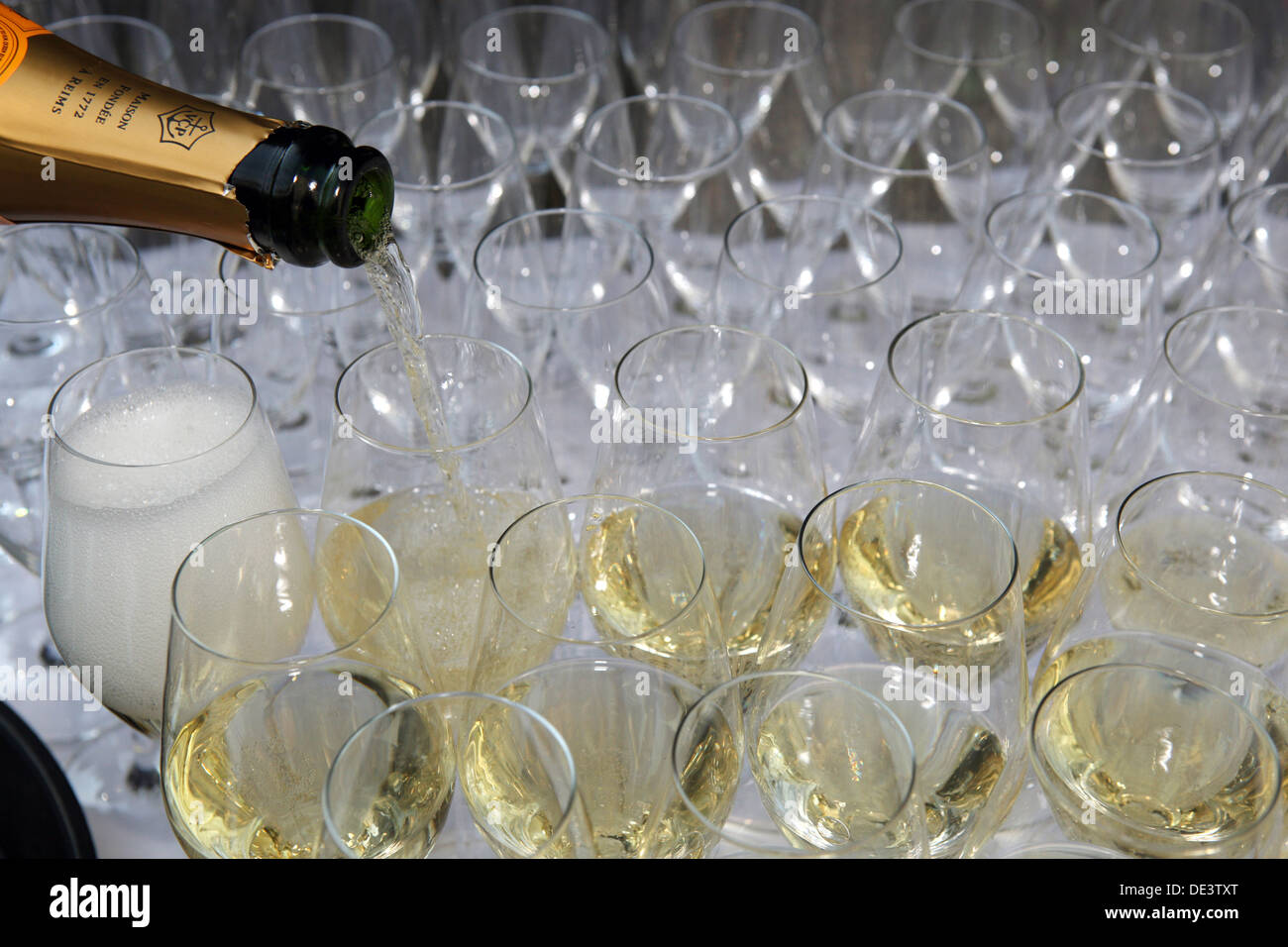 Iffezheim, Germania, bicchieri sono riempiti con champagne Foto Stock