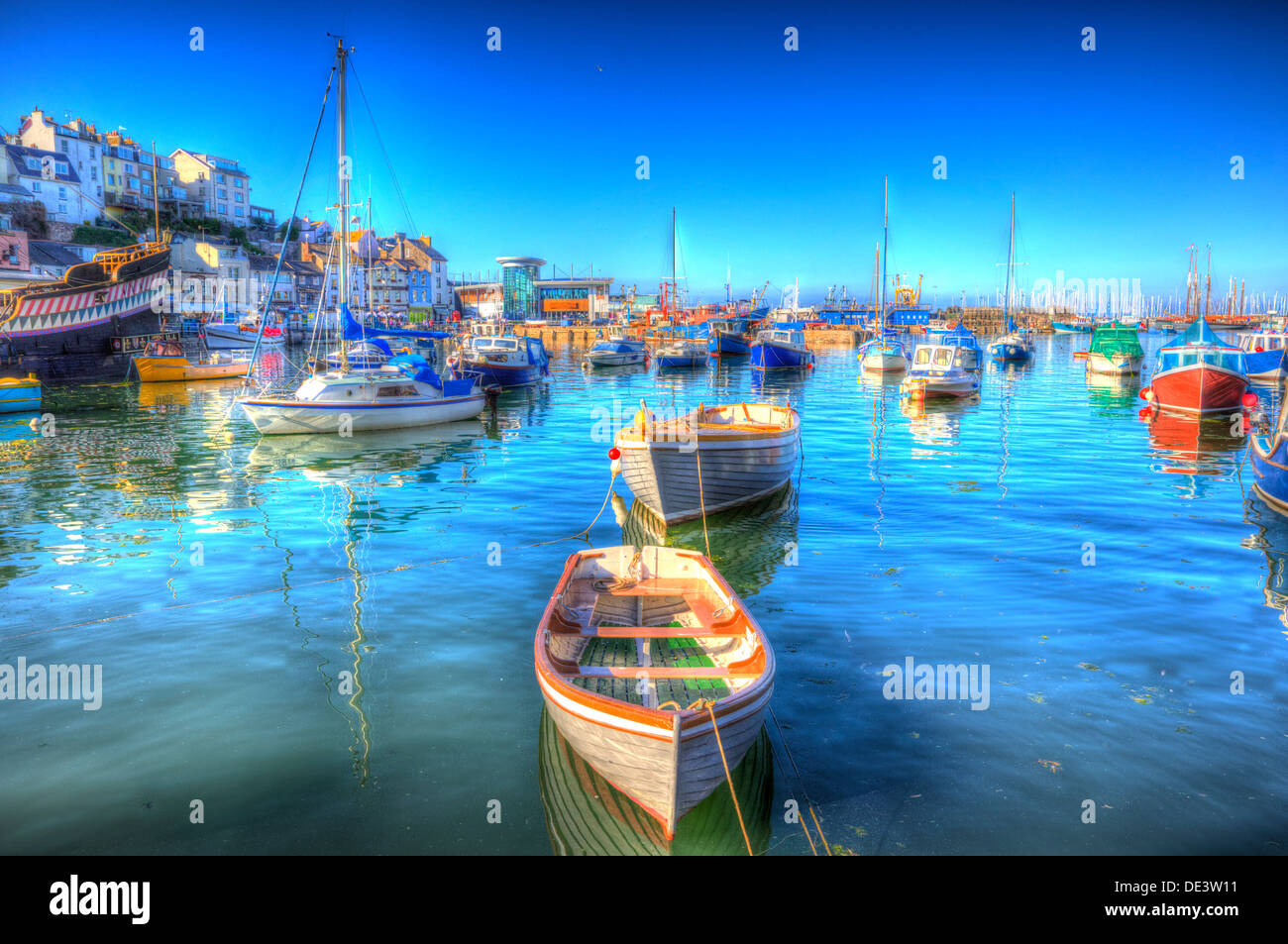 Colorate barche con il blu del cielo e del mare del porto di brixham devon in HDR Foto Stock