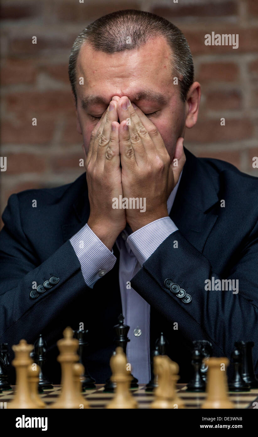 Saint Louis, Missouri, Stati Uniti d'America. Decimo Sep, 2013. Il Granmaestro GATA KAMSKY agonizes durante un gioco perdente contro H. Nakamura nella seconda giornata inaugurale della Coppa Sinquefield tenutosi presso il Club di Scacchi e centro scolastico. I quattro-uomo caratteristiche del torneo i due migliori giocatori al mondo e i due migliori giocatori negli Stati Uniti i sette giorni della manifestazione è senza dubbio la più forte del torneo di scacchi in U. S. storia. Credito: Brian Cahn/ZUMAPRESS.com/Alamy Live News Foto Stock