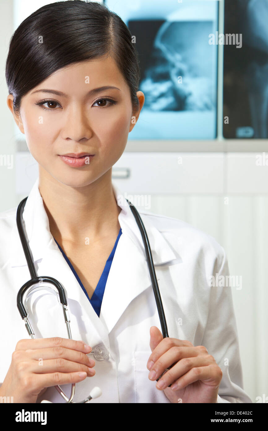 Un Cinese femmina asiatica medico con raggi x in un ospedale Foto Stock